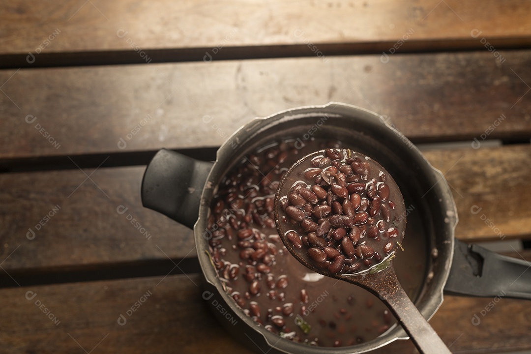 Um delicioso feijão preto cozido