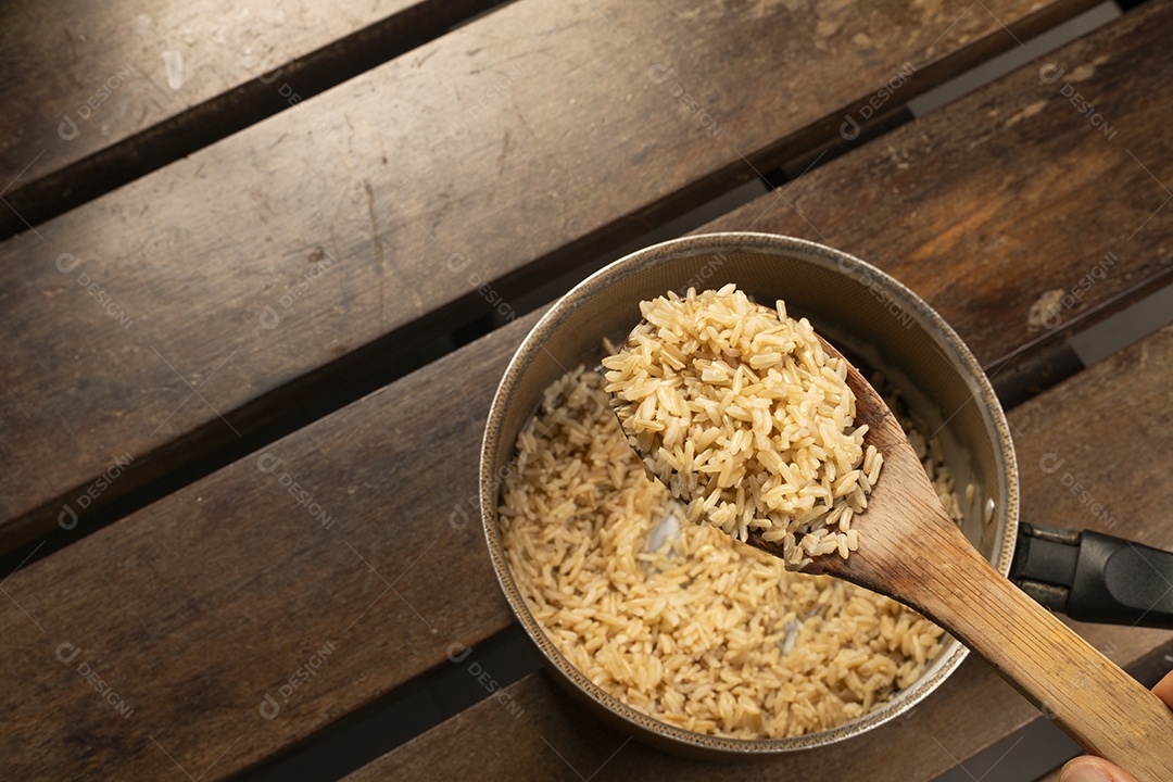 Panela com arroz delicioso