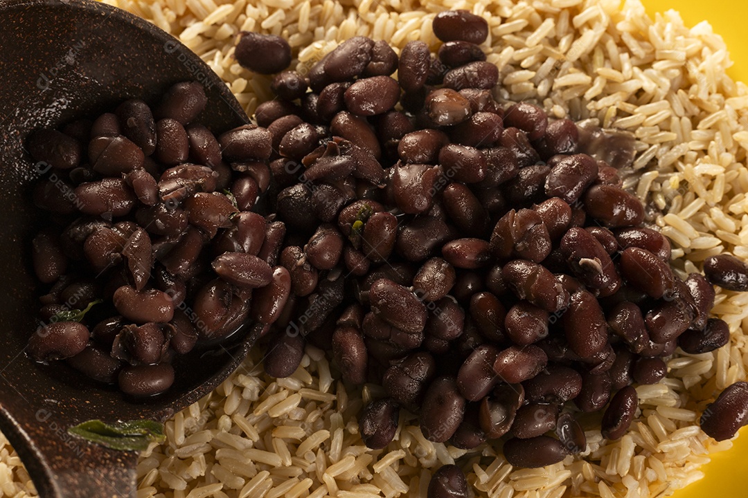 Arroz e feijão em um prato amarelo