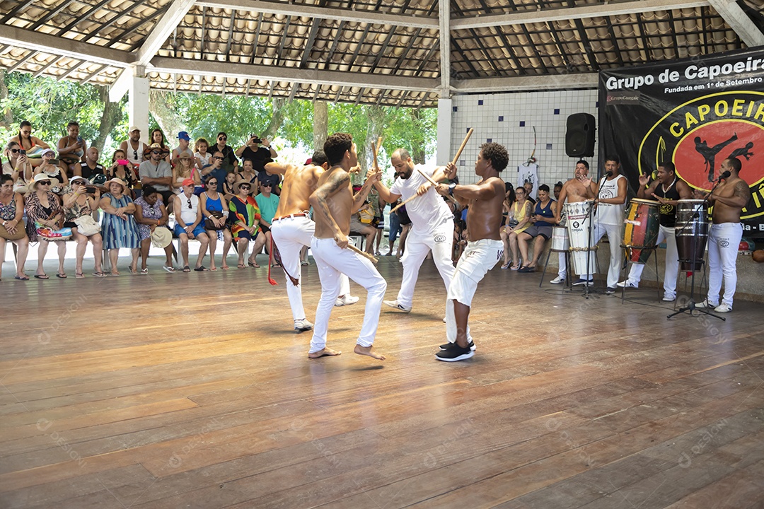 Homens capoeiristas em roda luta