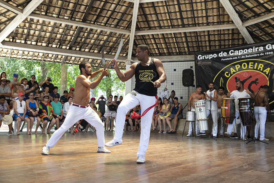 Capoeiristas in wrestling wheel