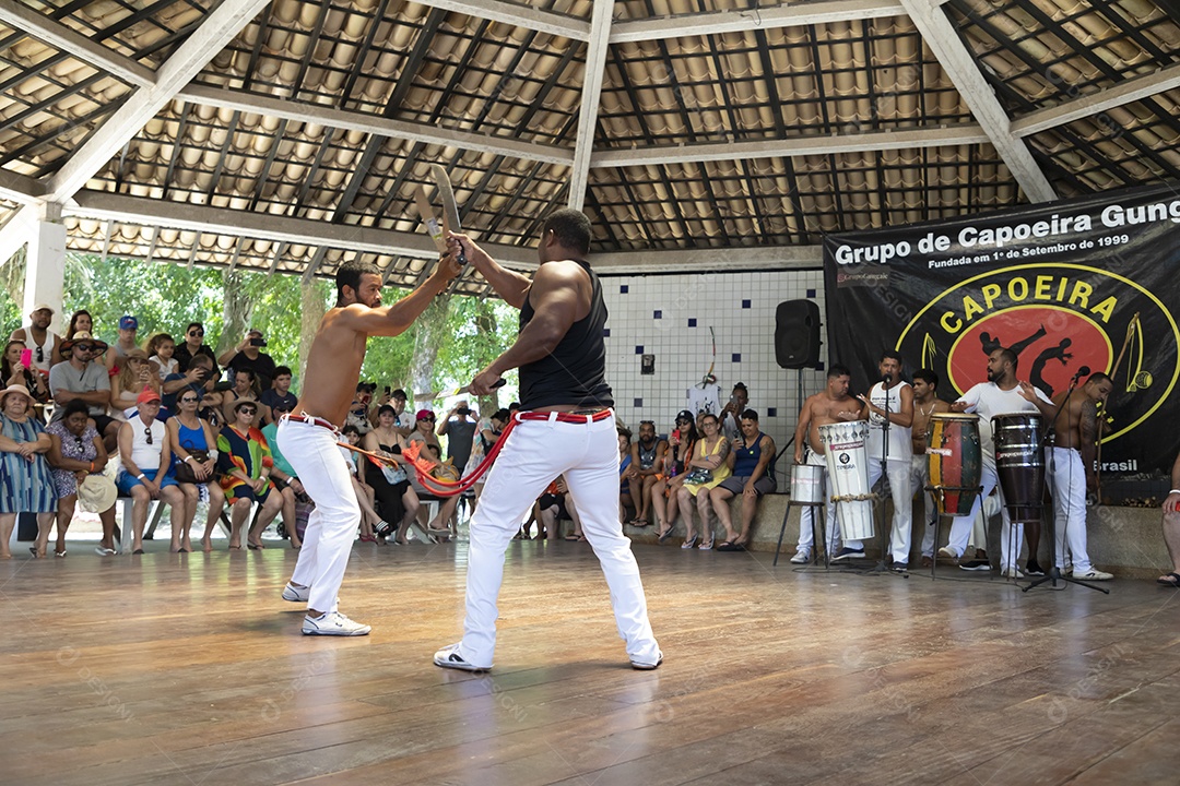 Capoeiristas em roda de luta