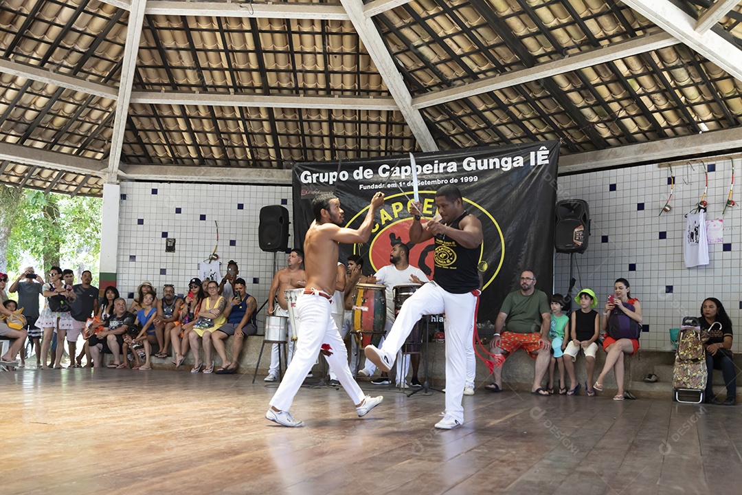 Homens capoeiristas em roda luta