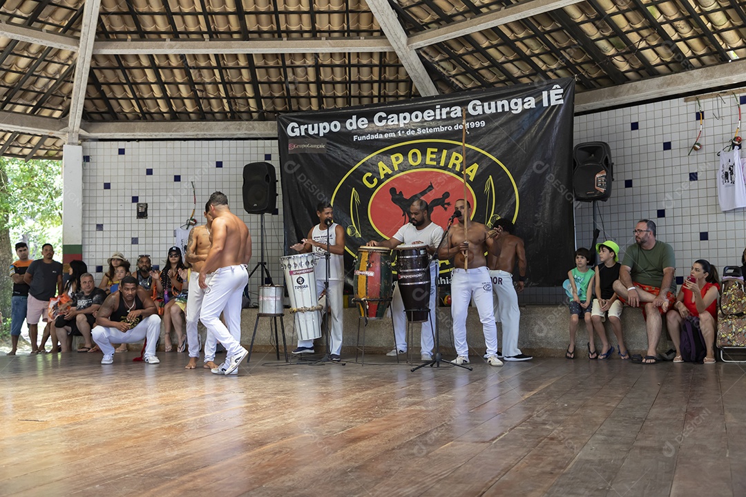 Capoeiristas em roda de luta