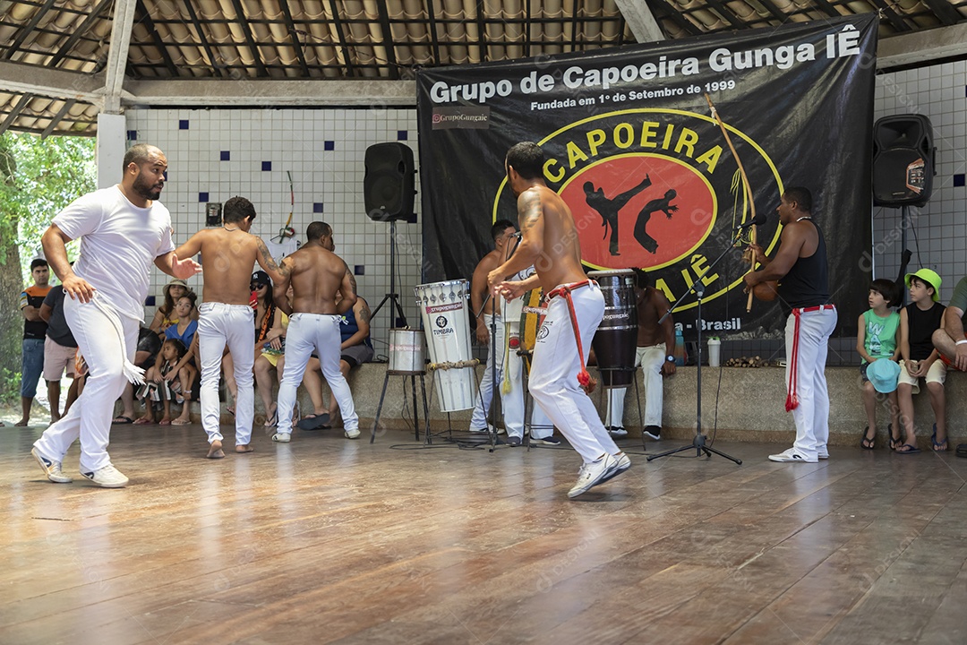 Roda de capoeira em um espaço aberto com música
