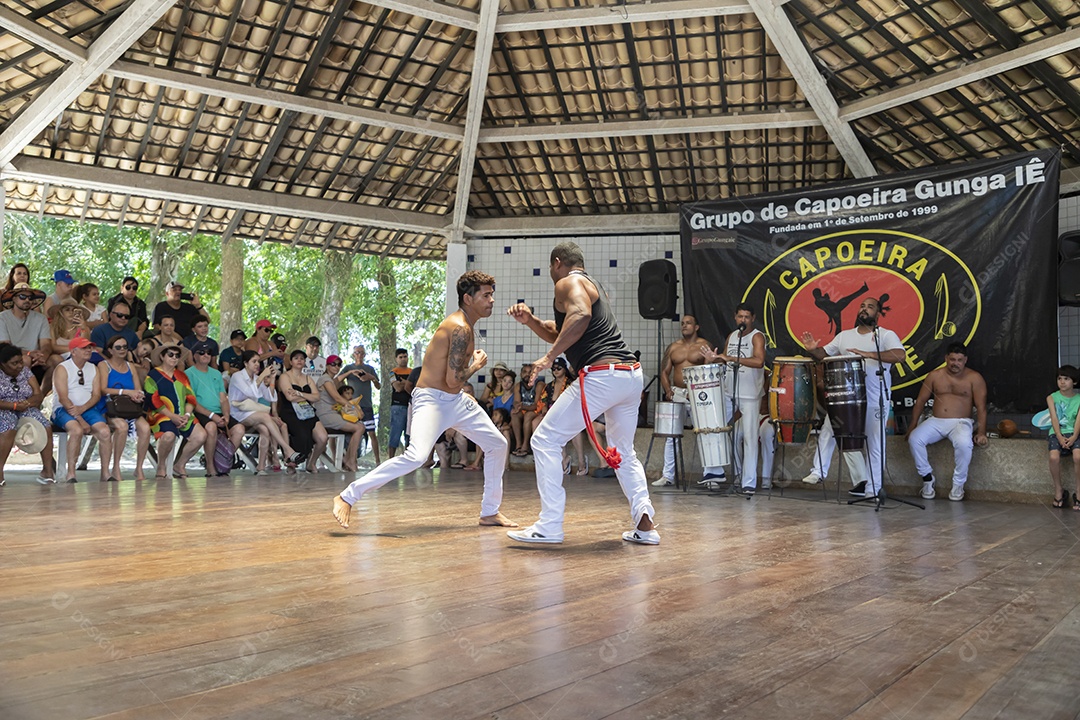 Capoeiristas em roda de luta