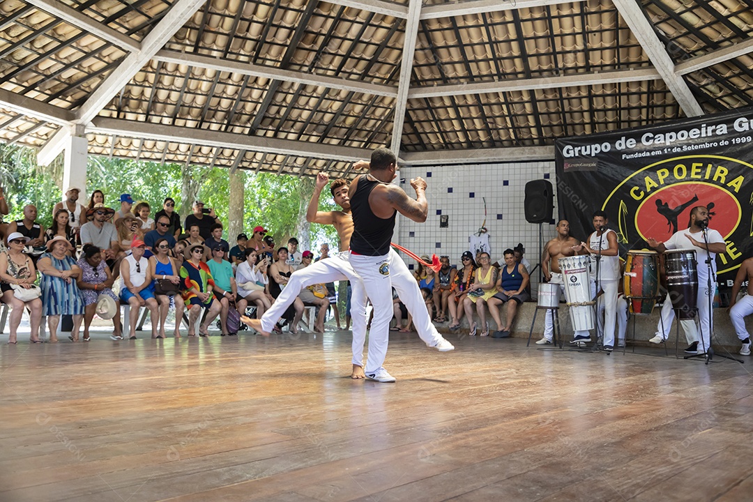 Luta de capoeira em um espaço grande