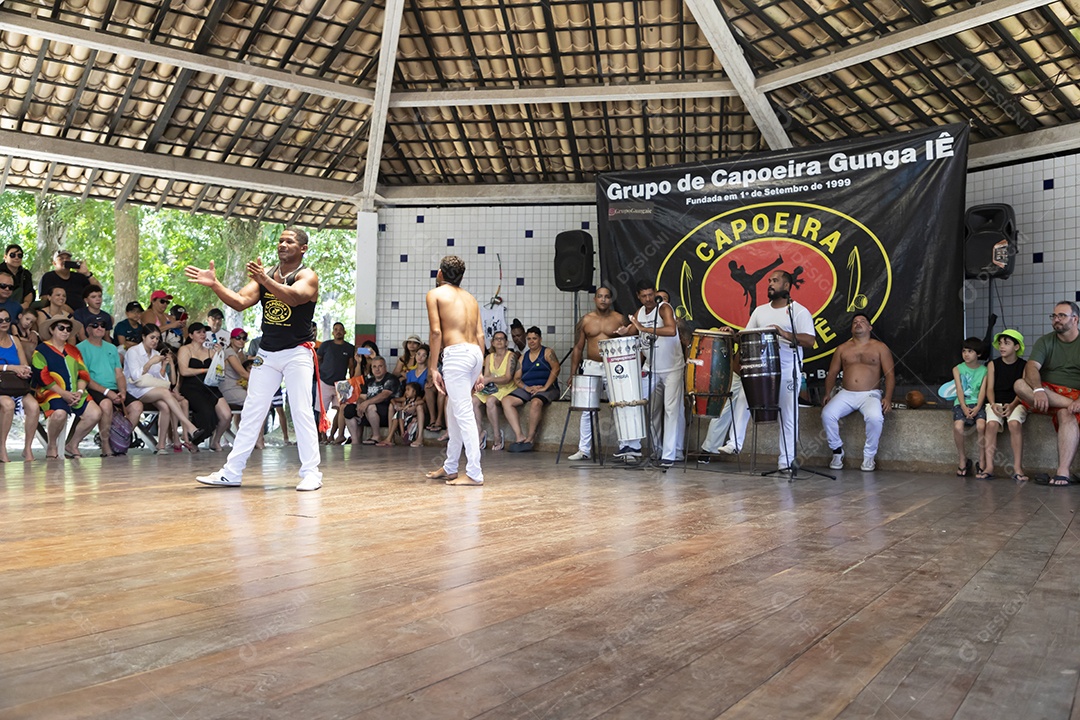 Capoeiristas em roda de luta