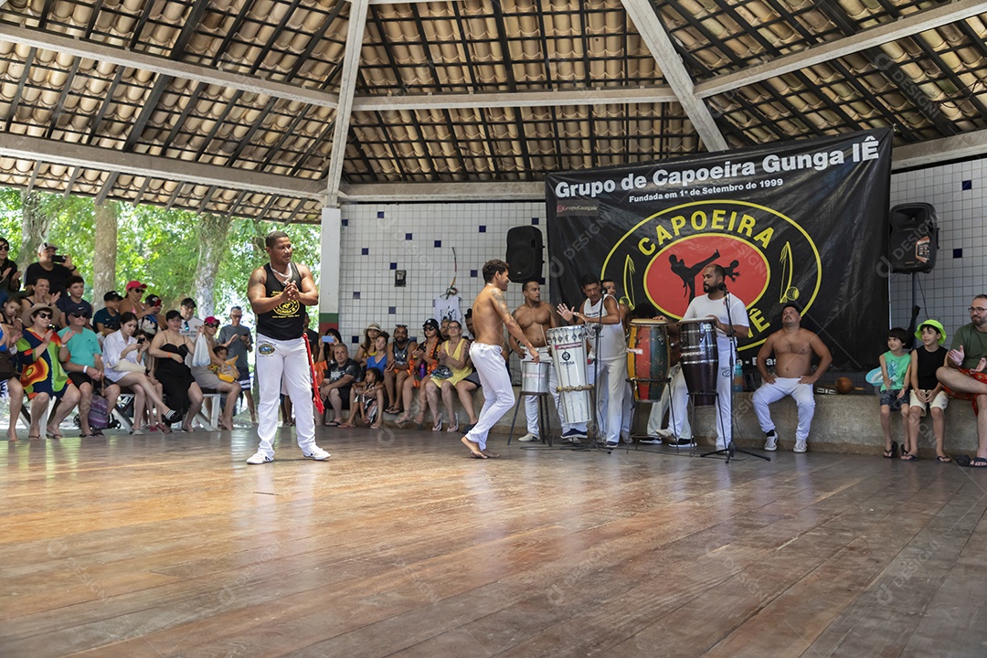 Capoeiristas em roda de luta
