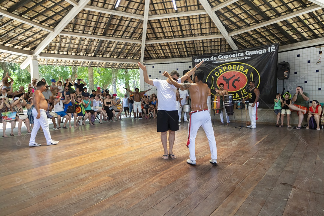 Luta de capoeira em um espaço grande
