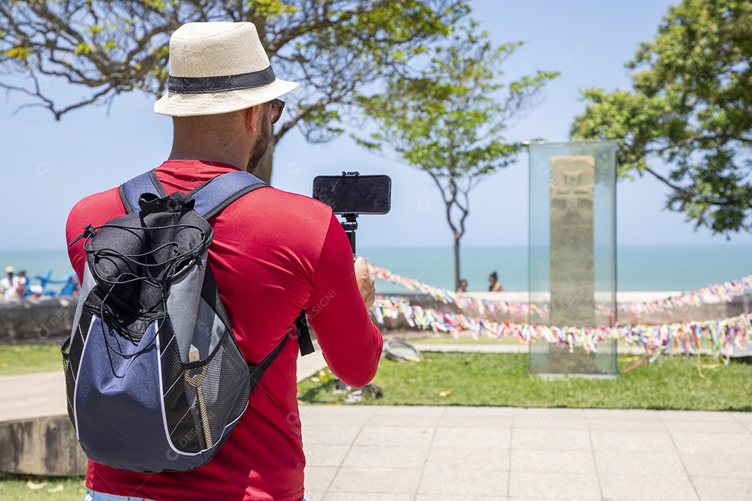 Homem turista tirando foto da vista