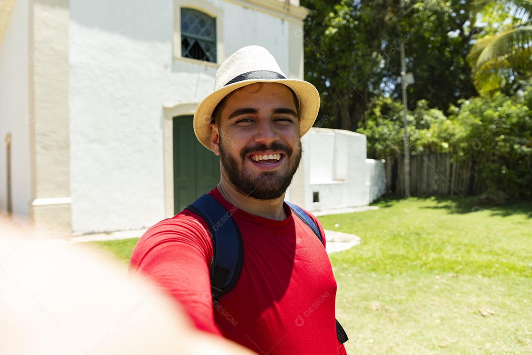 Um hoomem feliz em ponto turistico