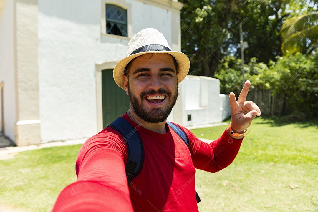 Homem contente fotogrando em ponto historico