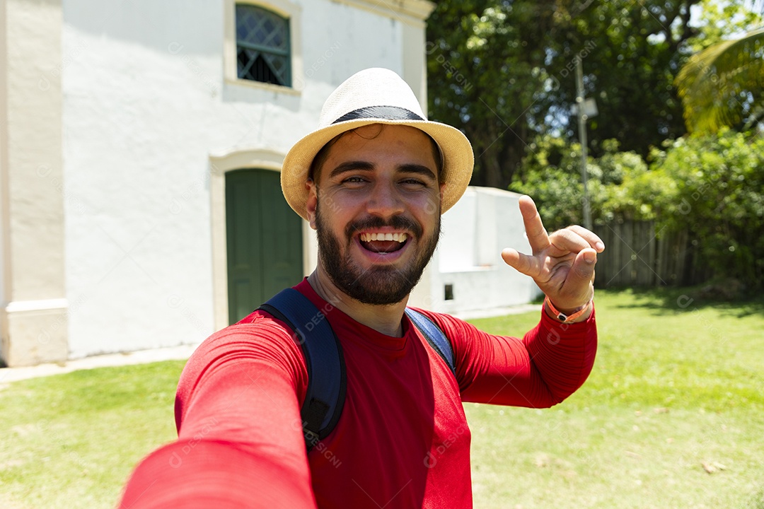 Homem feliz e contente em passeio