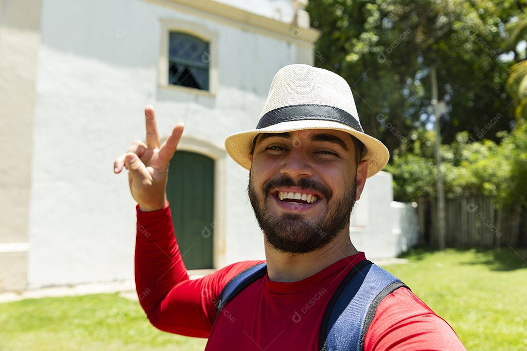 Homem feliz visitando pontos turístico de porto seguro