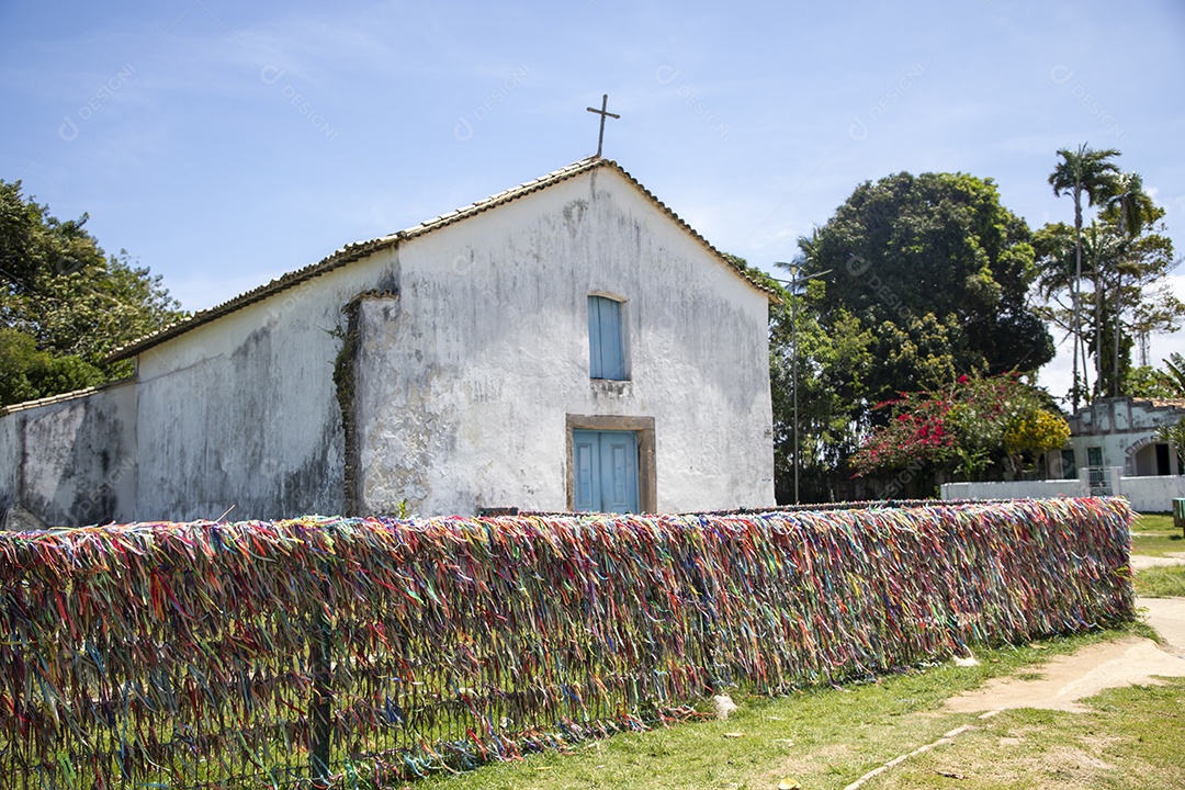 Uma igreja histórica com parede de fitas na frente
