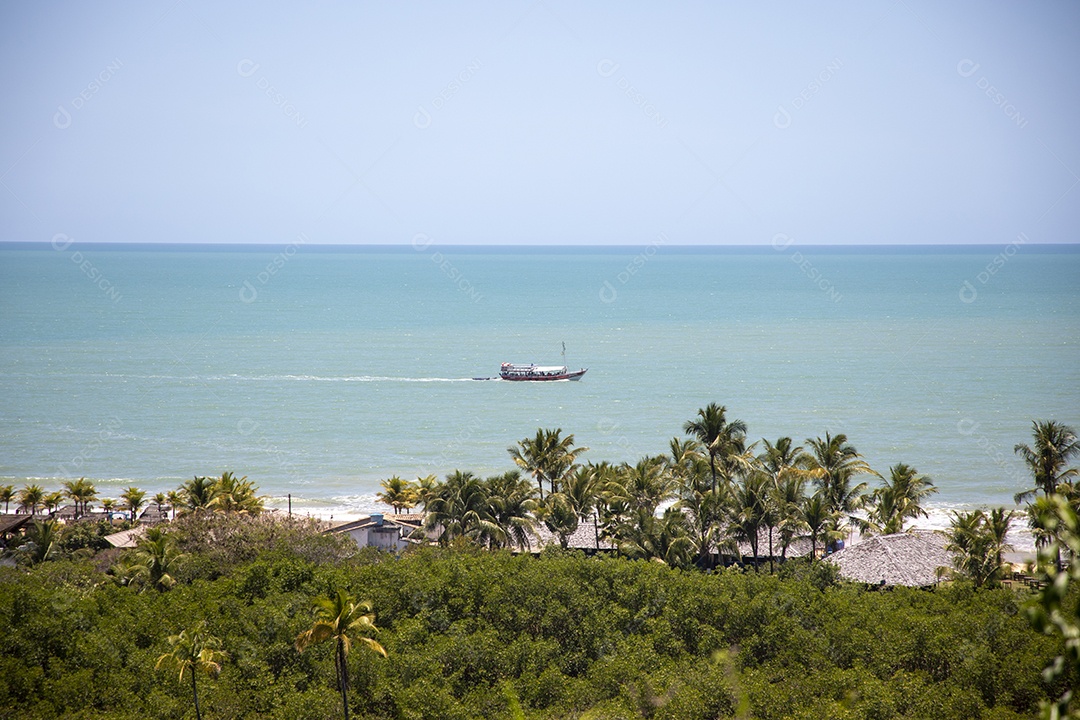 Mar aberto e um barco navegando uma ilha linda na natureza com casa