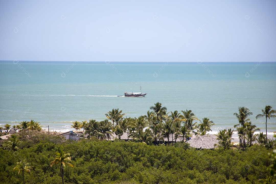 Mar aberto com um barco e uma linha com casas linda natureza
