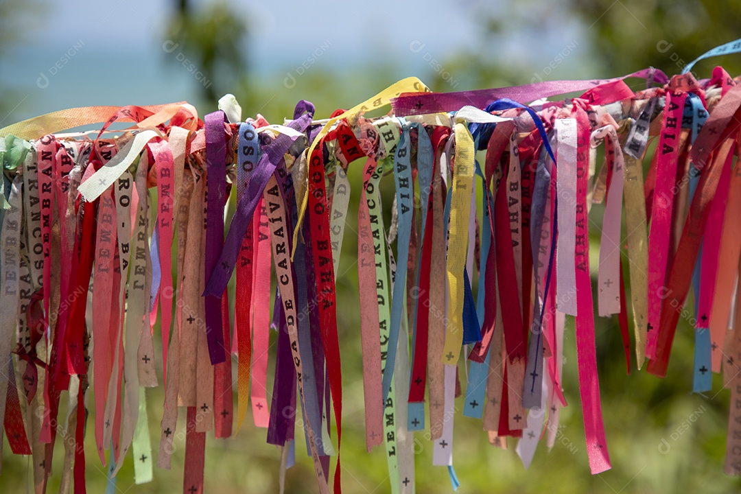 Muitas fitas amarradas simbolizando crenças