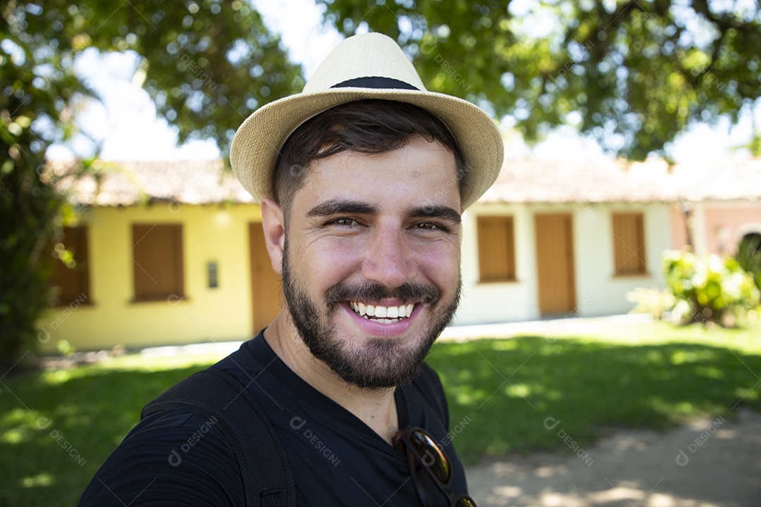 Um homem feliz sorridente