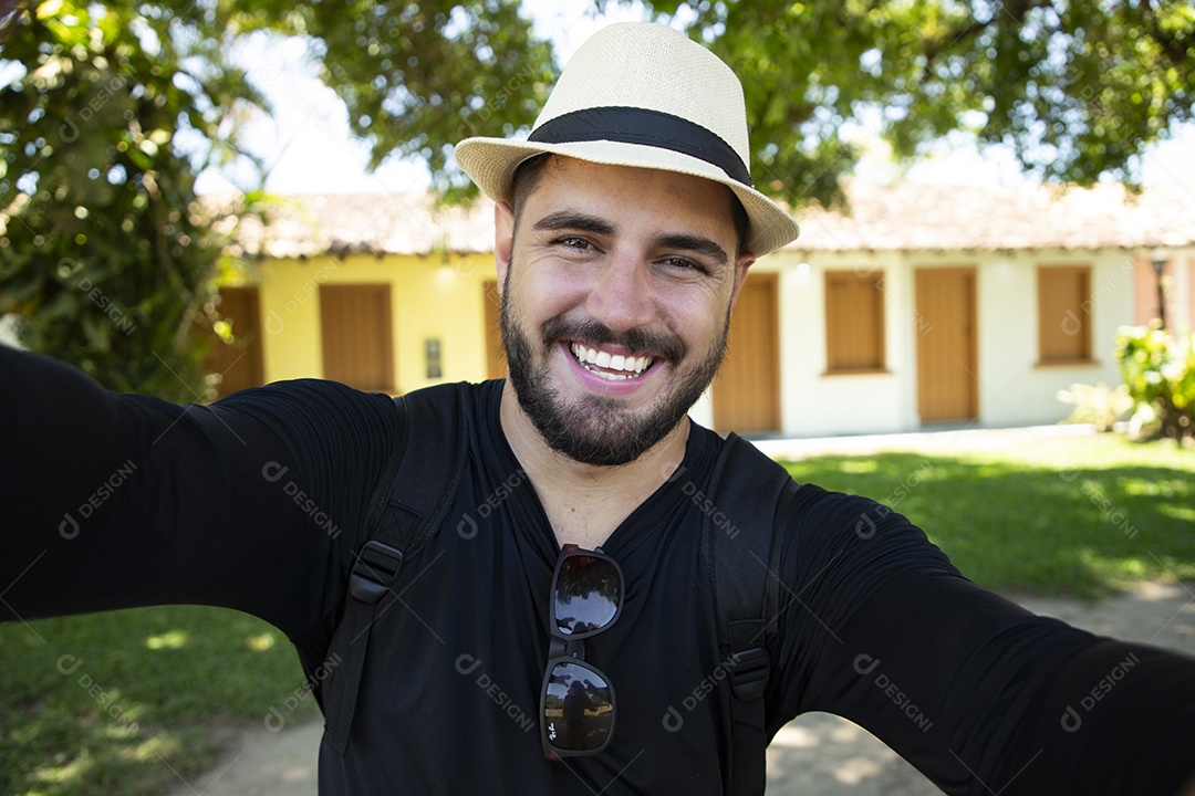Homem feliz tirando selfie em passeio turístico