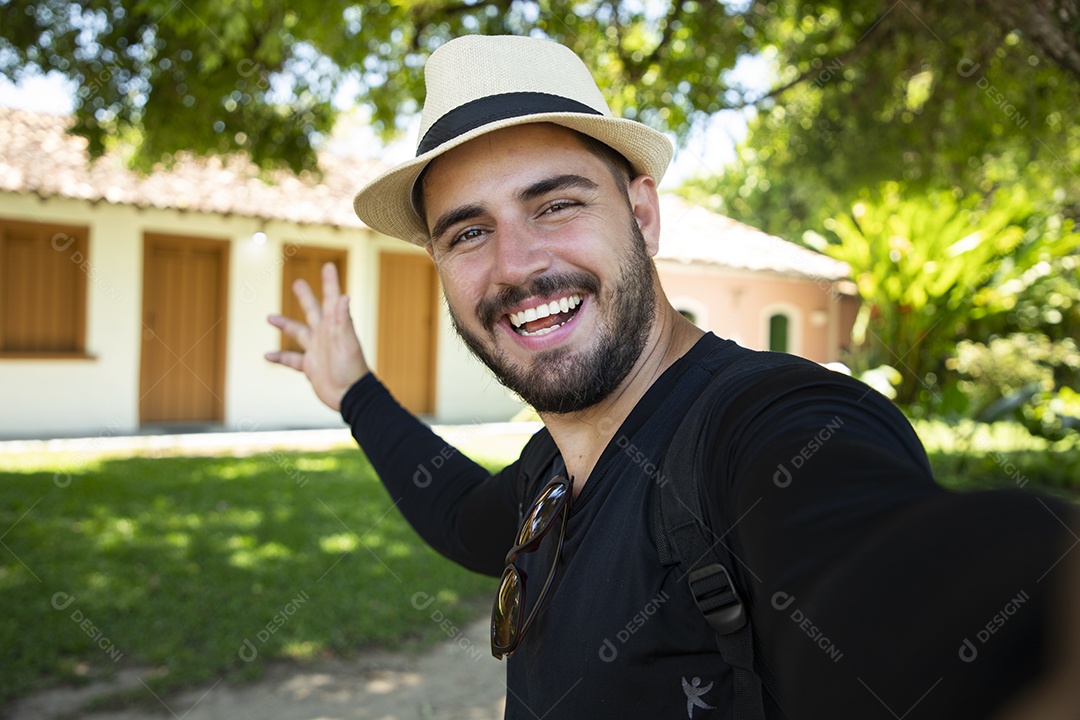 Homem feliz em passeio turístico