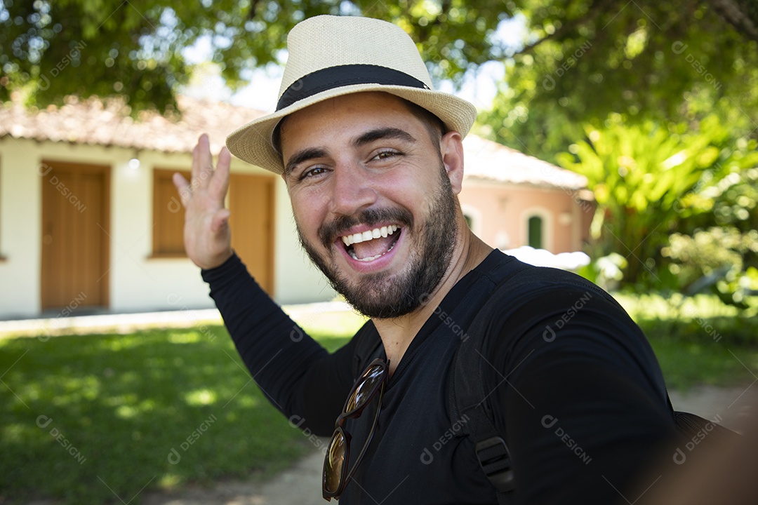 Jovem feliz mostrando casarões