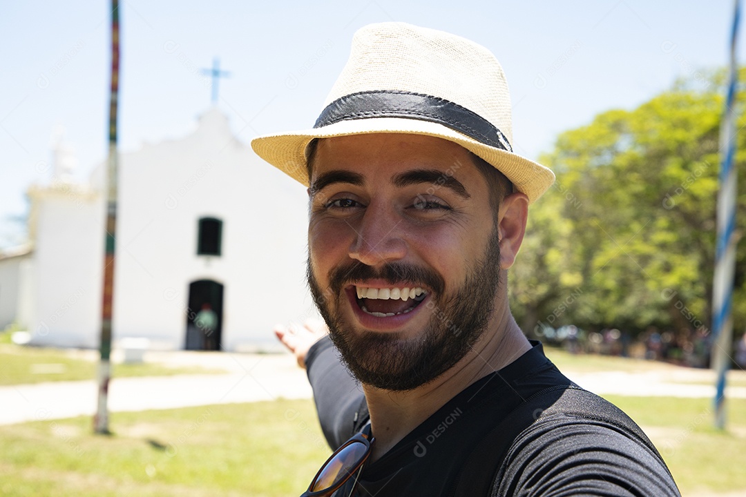 Homem feliz em turismo na igreja histórica São João Batista