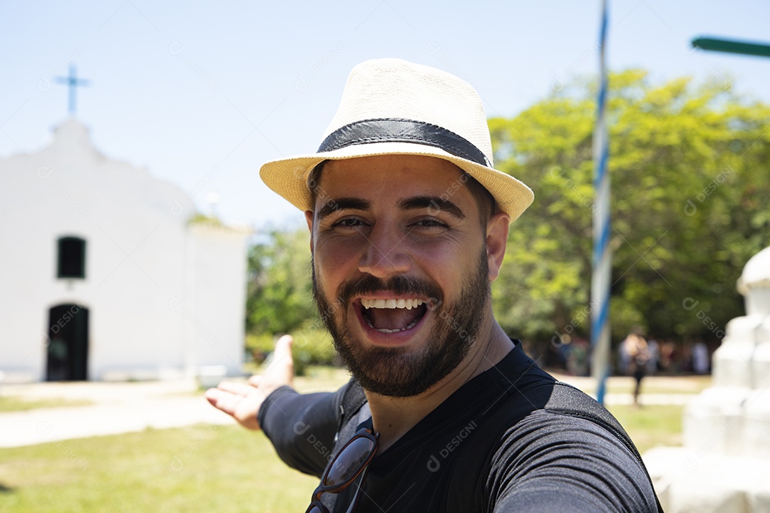 Homem feliz mostrando igreja histórica bem feliz