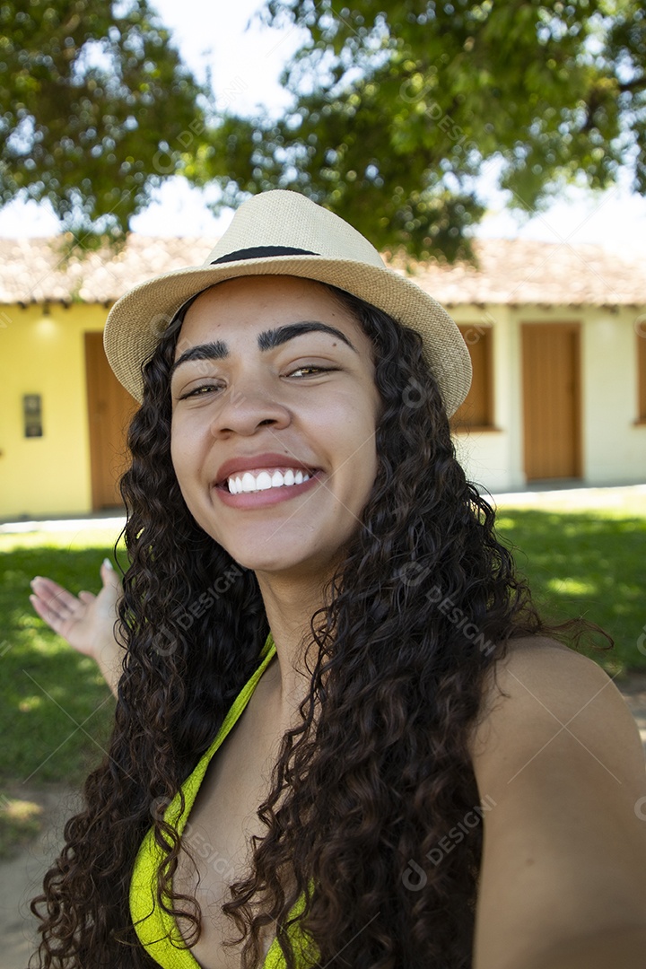Jovem sorridente curtindo uma férias