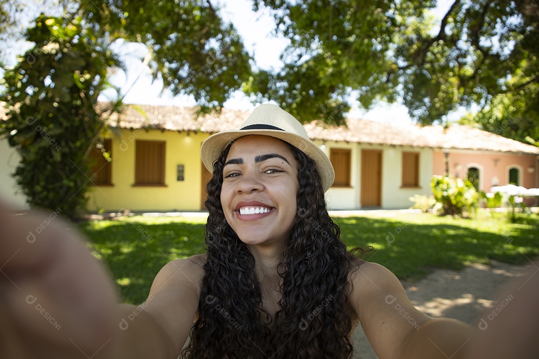 Linda jovem feliz e sorridente