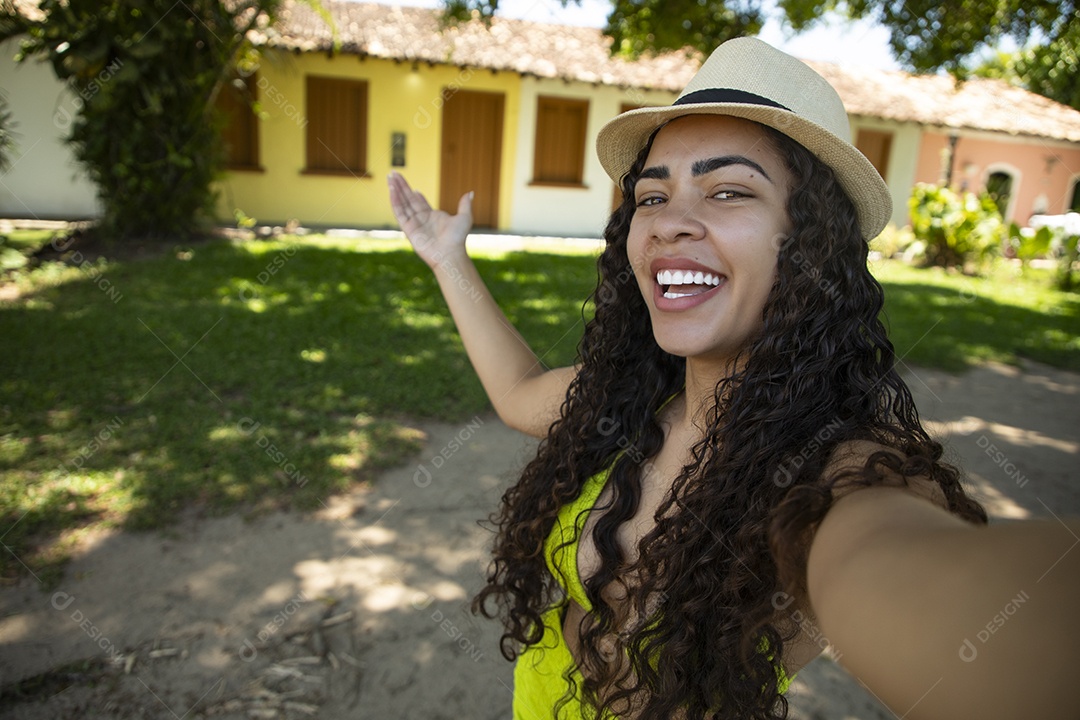 Uma jovem feliz mostrando lugar lindo que ela está