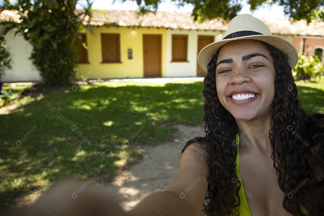 Linda jovem tirando selfie em um passeio