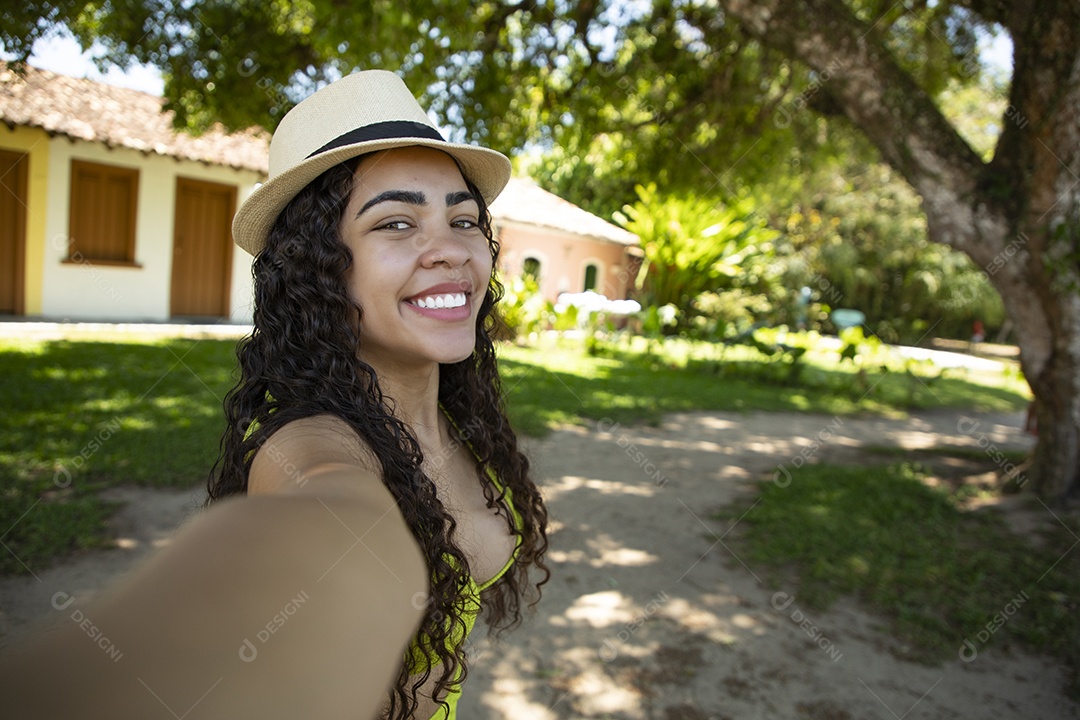 Uma linda menina sorridente em um lugar lindo