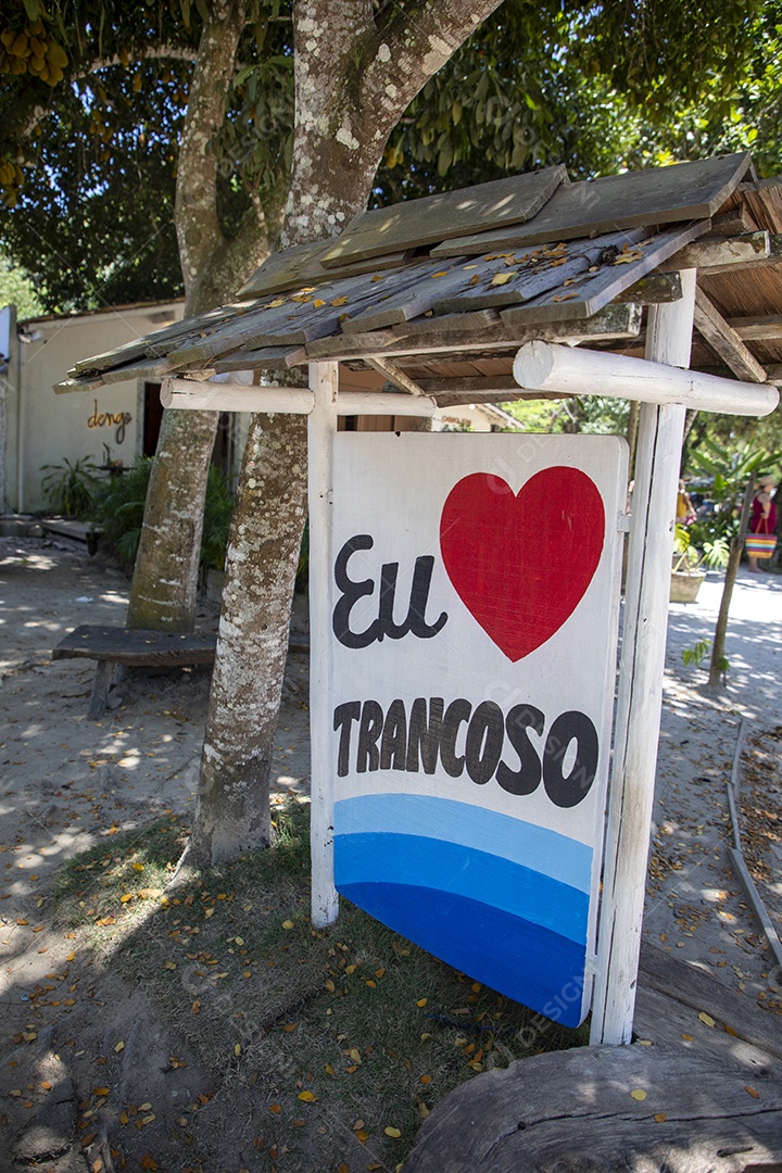 Uma placa com palavra eu amo trancoso