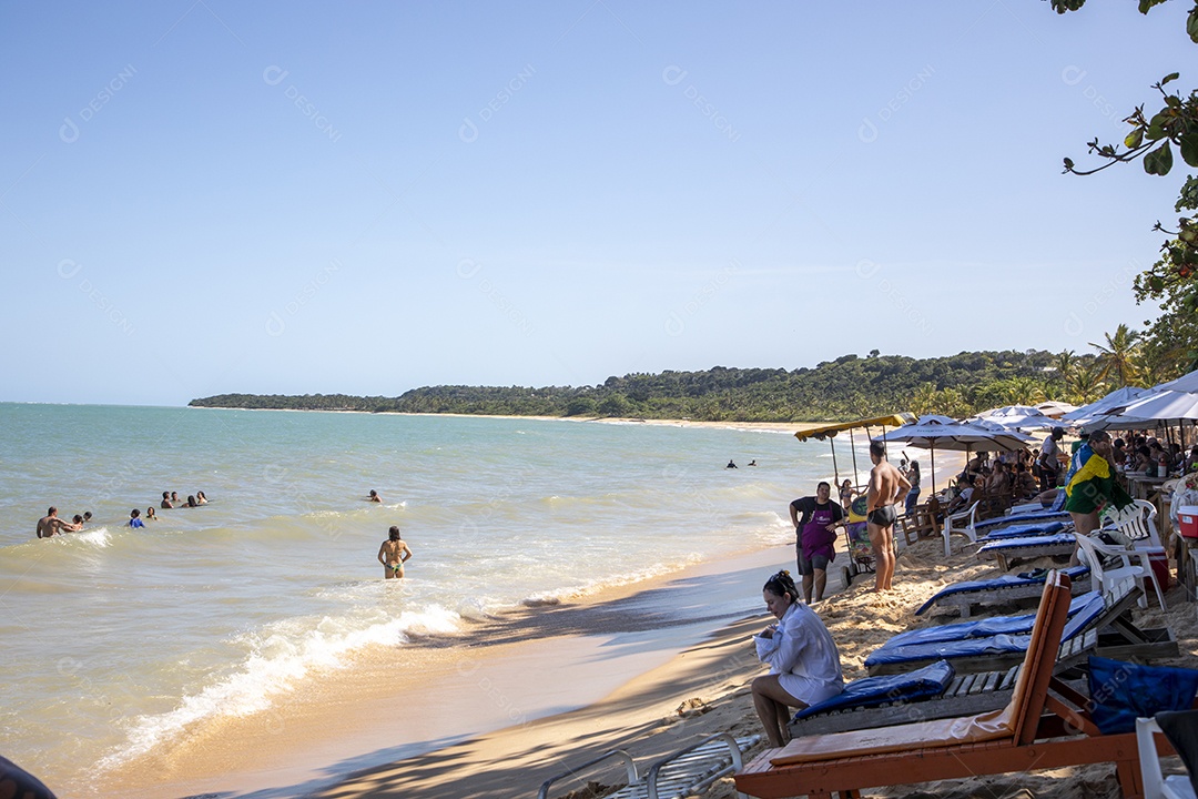 Uma praia bem movimentada com muitos banhistas