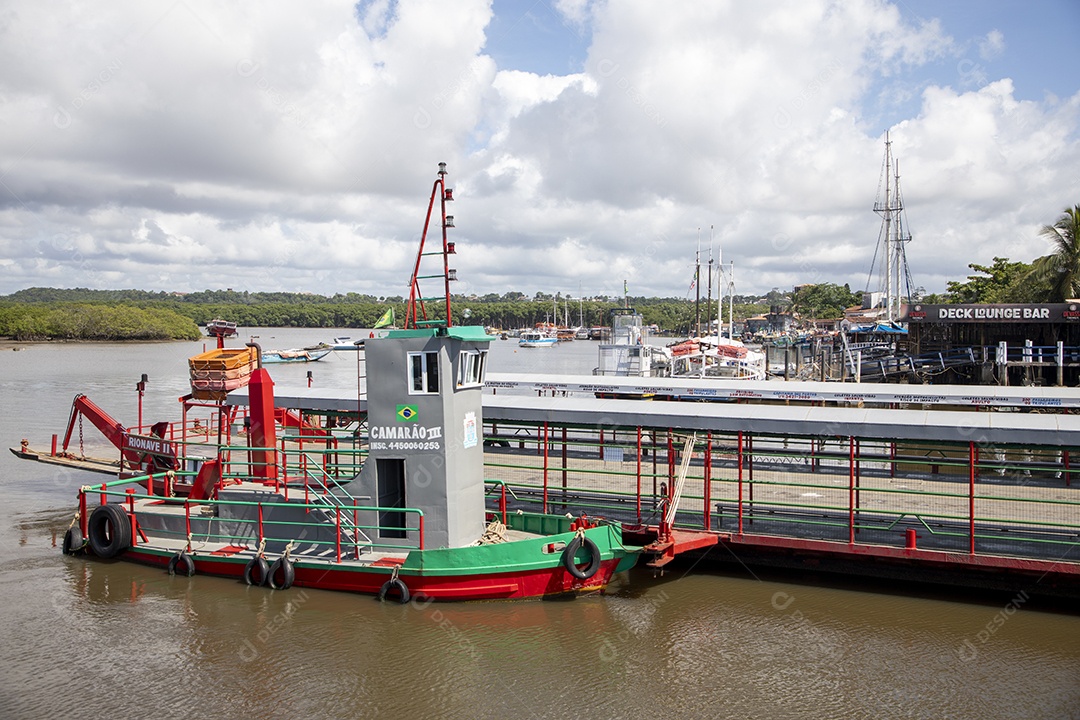 Uma balsa arcada em rio