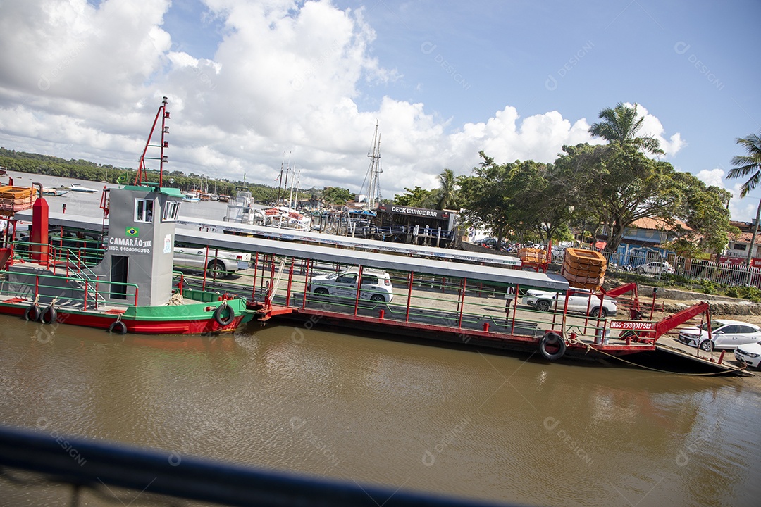 Balsa embarcando carros e pessoas