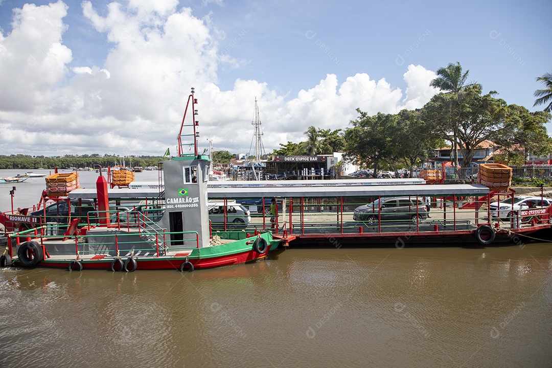 Balsa embarcando carros e pessoas