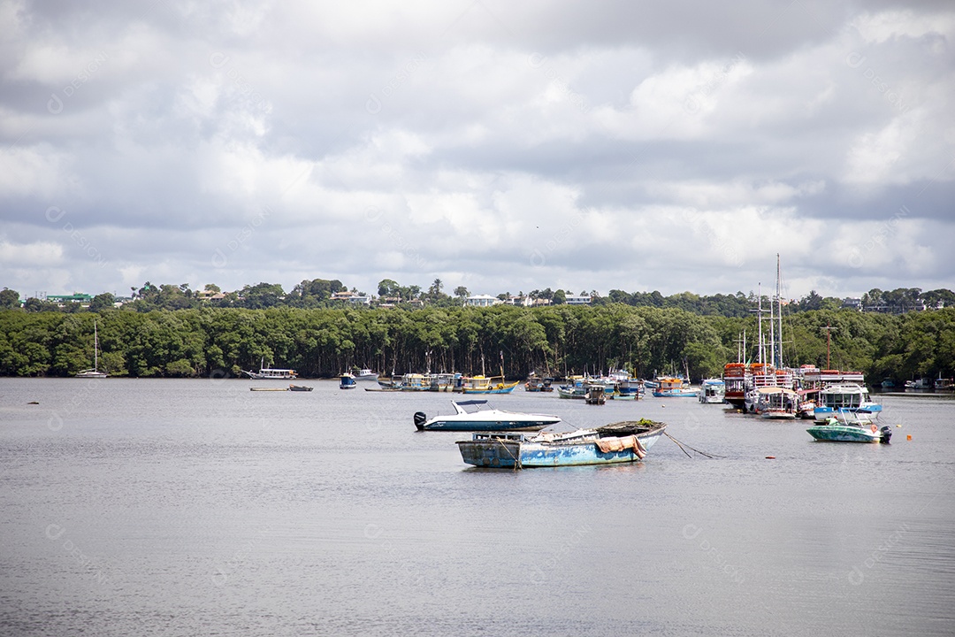 Barcos ancorados no rio