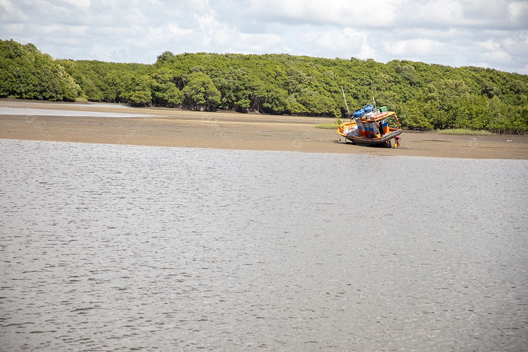 Barco na areia próximo ao mar