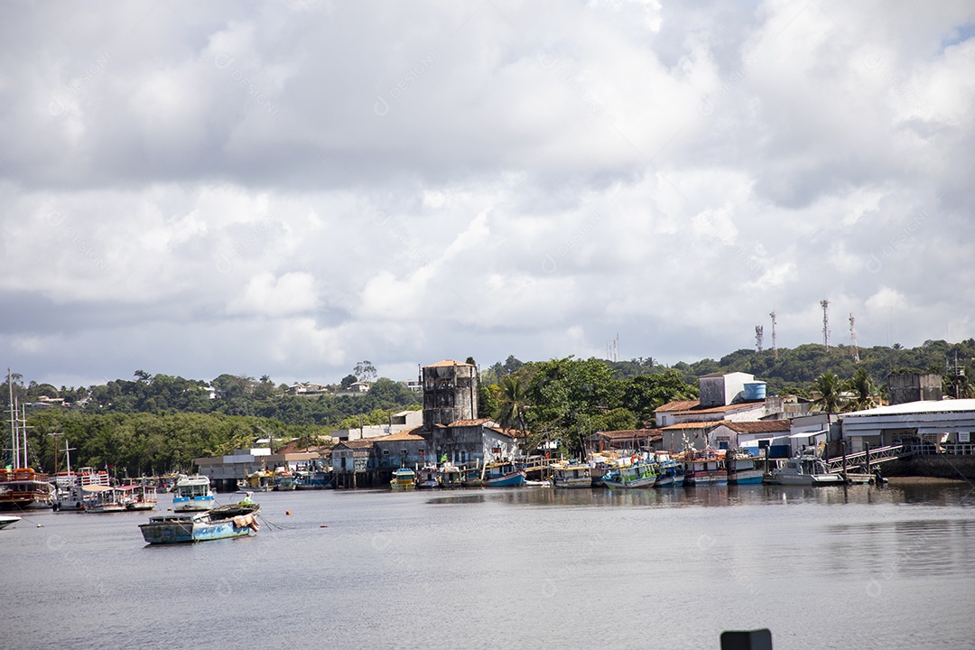 Embarcações na beira do mar