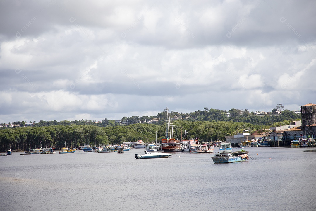 Barcos ancorados no rio