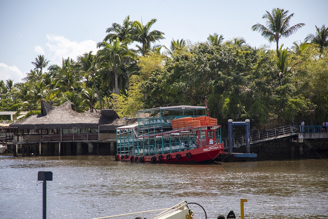 Uma grande embarcação no rio