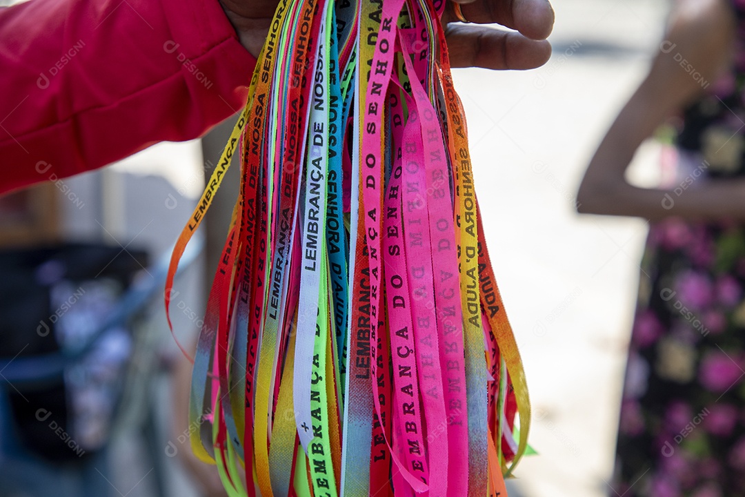 Mão de homem com fitas