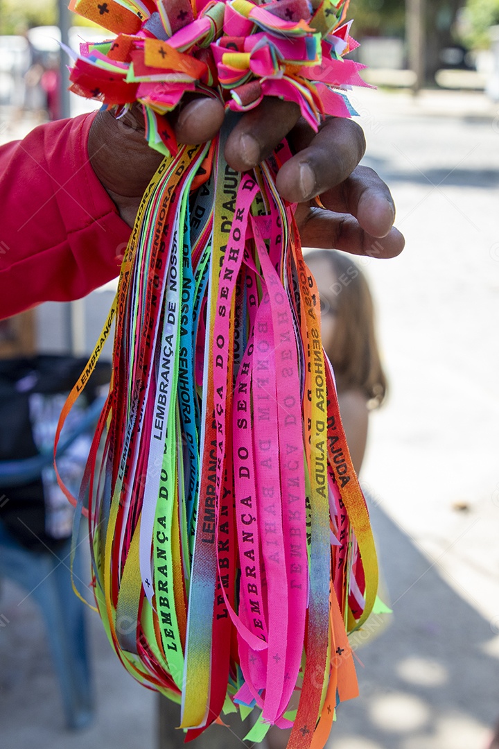 Mão de homem com muitas fitas
