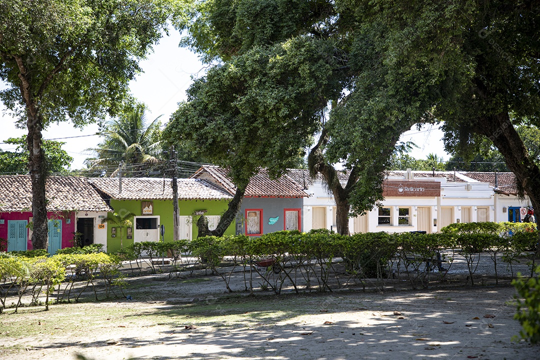 Praça com árvores e casas antigas