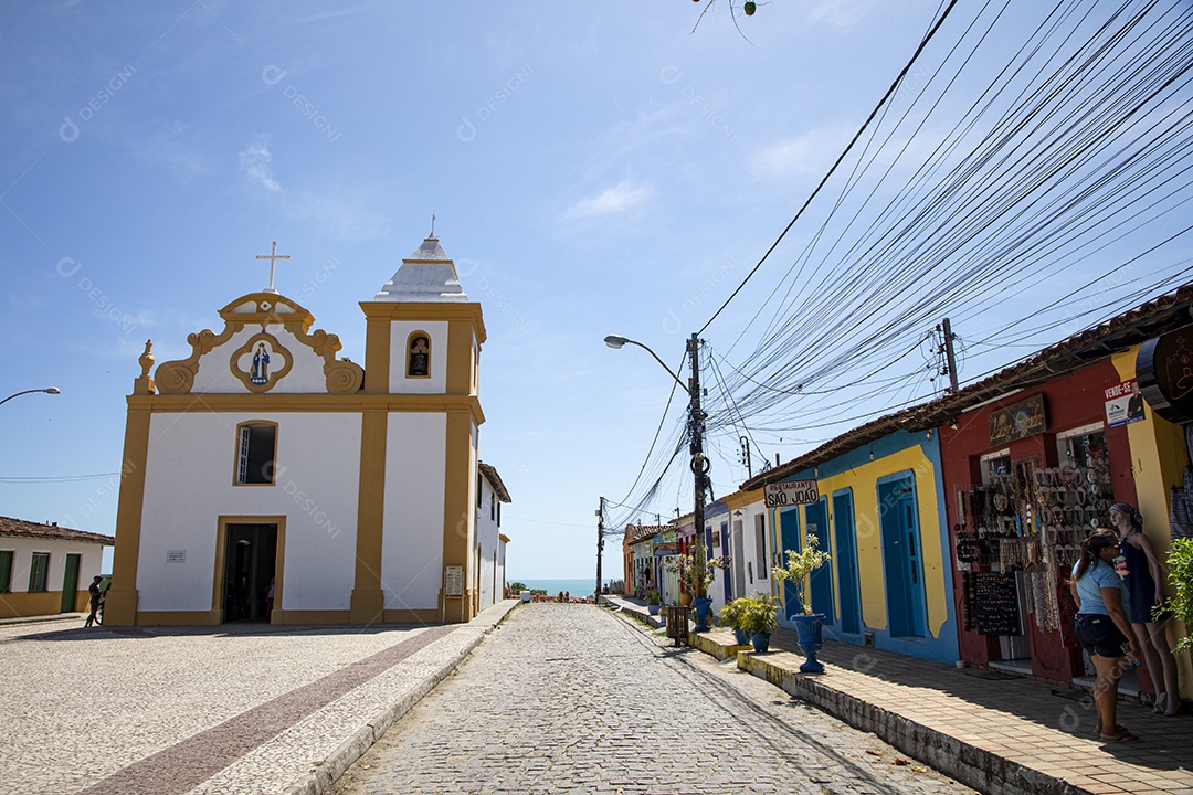 Rua com igreja histórica