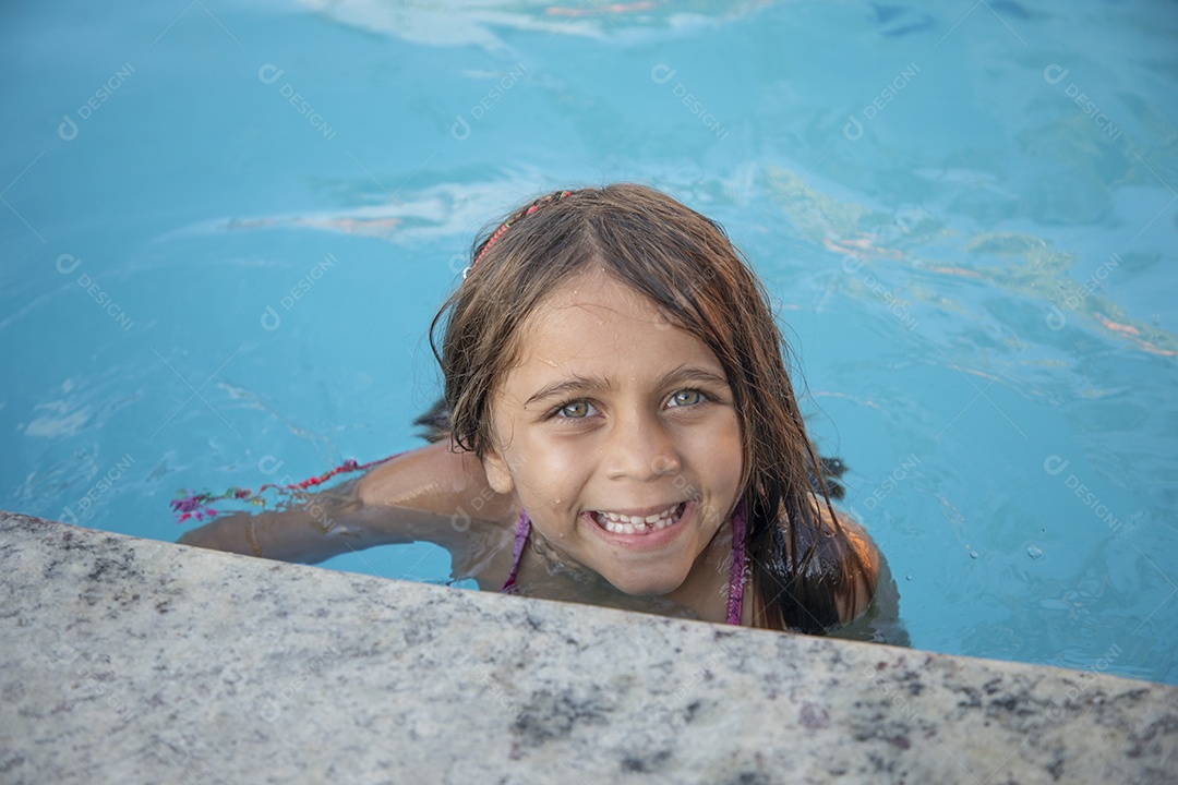 Uma criança fofa banhando na piscina