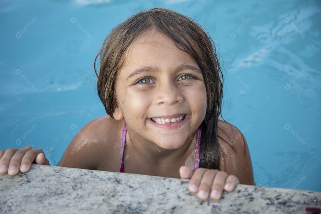 Uma garota fofa na beira da piscina